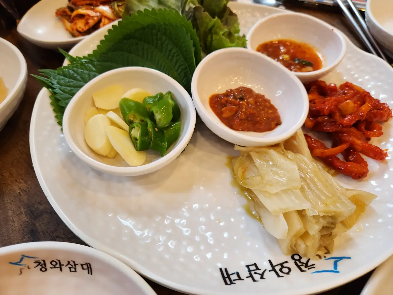 청와삼대 깊은 맛, 미묘한 조화가 어우러진 보쌈 맛집 추천 4 쌈채소