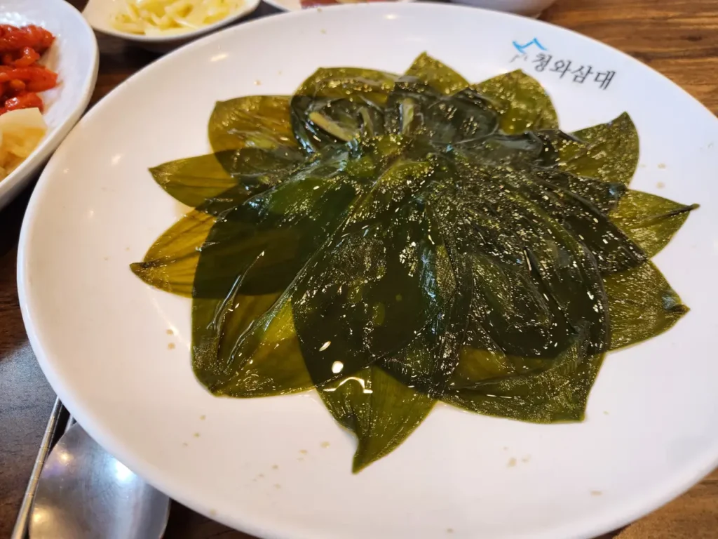 청와삼대 깊은 맛, 미묘한 조화가 어우러진 보쌈 맛집 추천 1 명이나물