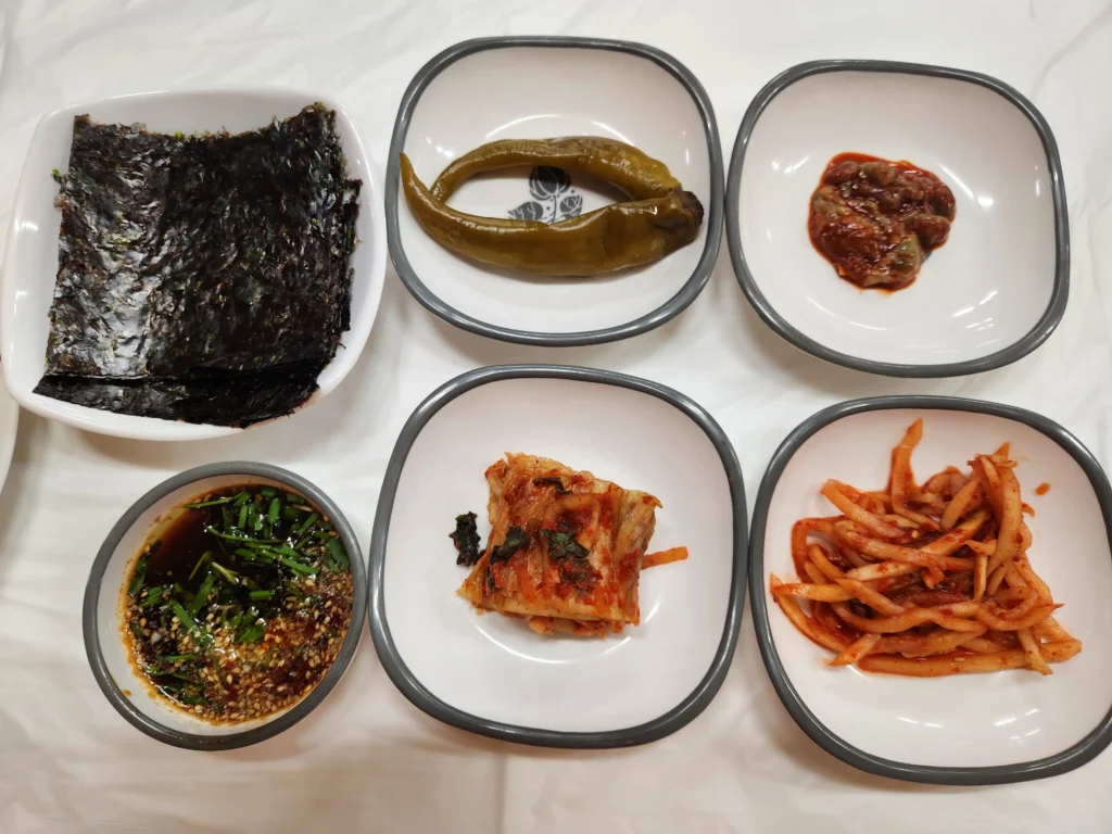 굴요리 끝판왕, 한 그릇으로 즐기는 굴밥의 세계 3 똘배네굴밥집 반찬