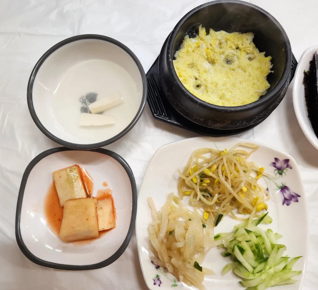 굴요리 끝판왕, 한 그릇으로 즐기는 굴밥의 세계 4 똘배네굴밥집 반찬