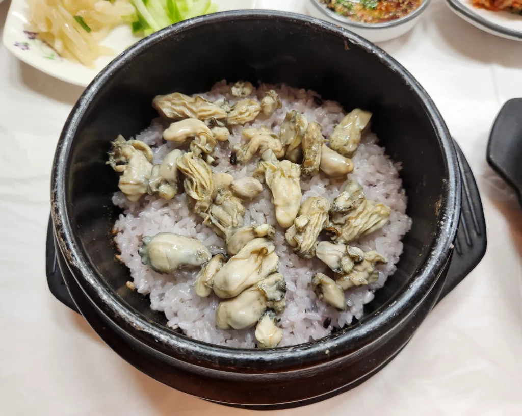 굴요리 끝판왕, 한 그릇으로 즐기는 굴밥의 세계 6 똘배네굴밥집 굴밥