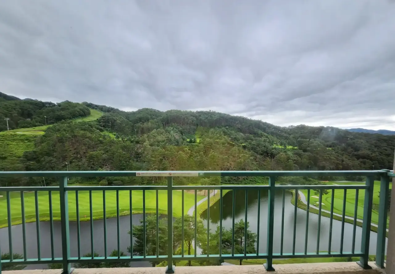 오크밸리 힐스빌리지 발코니에서 보이는 호수와 산 뷰