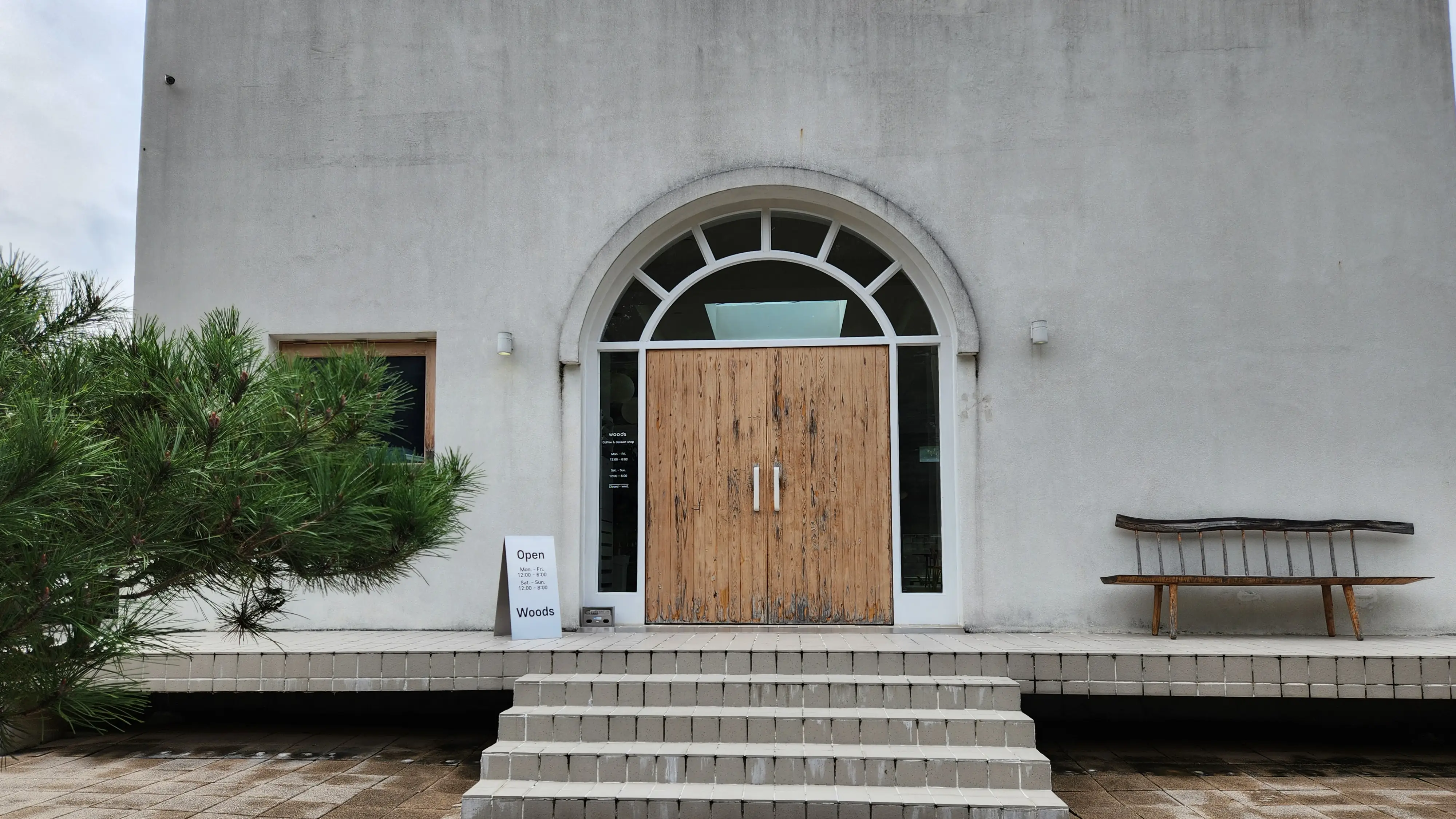 여주 카페우즈 내부와 창밖 풍경