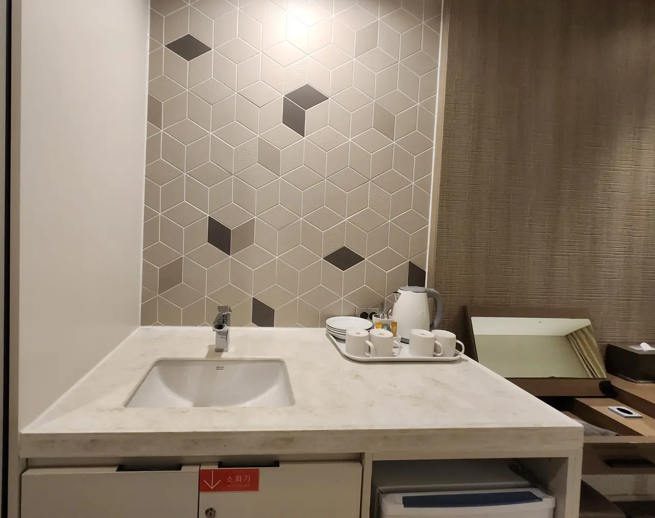 쏠비치 진도 객실 세면대와 휴식 공간