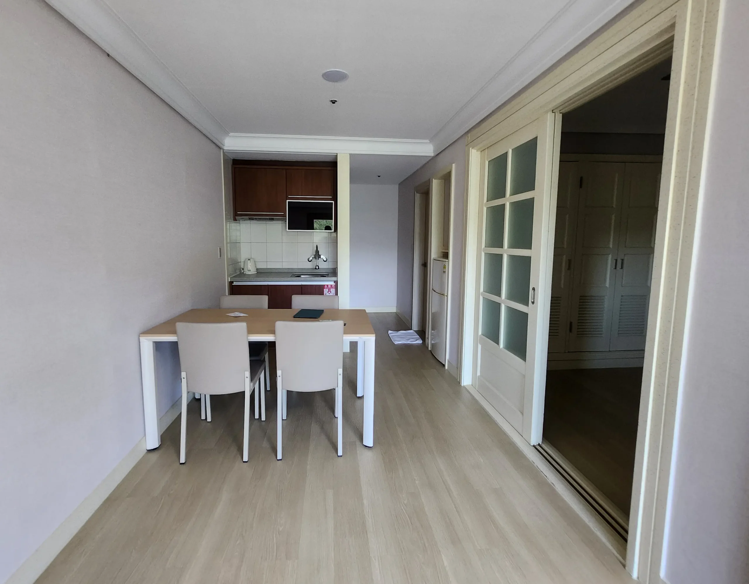 소노벨 단양 패밀리룸 거실과 주방 구조