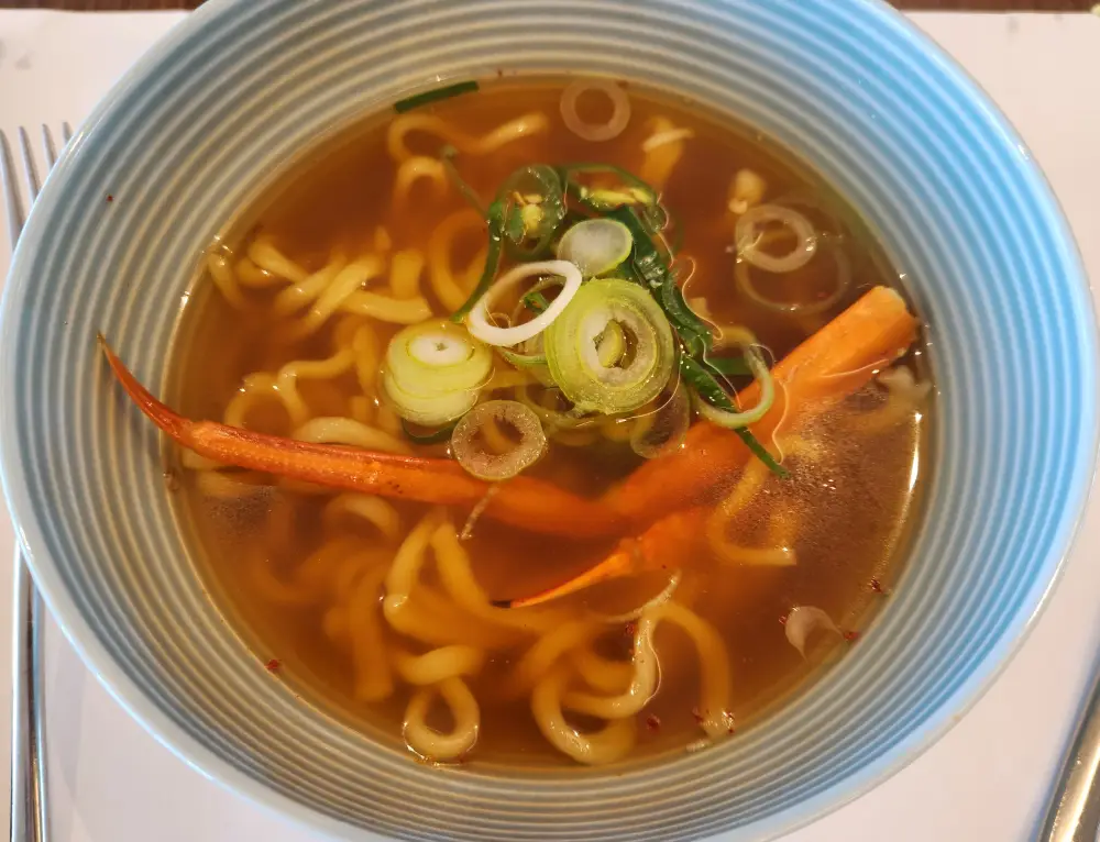 파나크 영덕 바이 소노벨 조식 뷔페의 시그니처 메뉴인 대게 라면 근접 촬영 사진