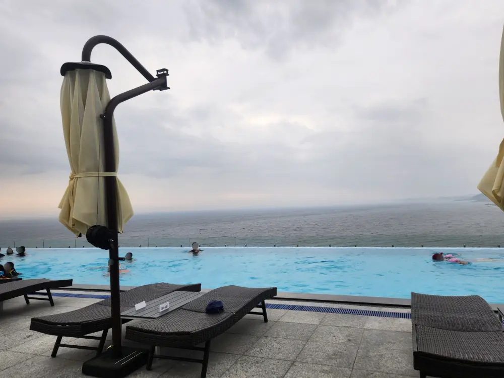 비 오는 날 파나크 영덕 바이 소노벨 야외 인피니티풀과 동해 바다 풍경